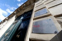 فيتش تخفض تصنيف الآفاق الاقتصادية لأميركا 