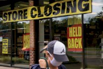 خطة ترمب بوجه كورونا: إعانات بطالة وحماية من الطرد