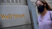 البورصات العالمية تواجه آثار كورونا وبريكست وخطة الانعاش الأميركية