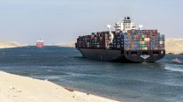 ماذا نعرف عن سفينة الحاويات الضخمة العالقة في قناة السويس