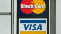 فيزا وماستركارد تعلقان عملياتهما في روسيا