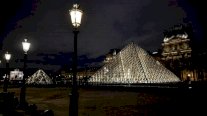 متحفا اللوفر وفرساي يطفئان أنوارهما في وقت مبكر