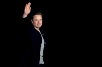 إيلون ماسك يأخذ 