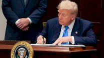 ترامب يوقّع أمراً تنفيذياً بفرض رسوم جمركية على 90 دولة