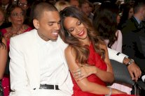 ريهانا تستعد للعودة إلى كريس براون