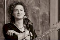 مغنية أميركيّة تغني لحلبجة بعد سنوات من ضربها بالكيماوي