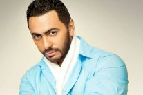 تامر حسني يحتفل بألبومه الجديد مع طلاب الجامعة الكندية 