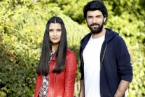 توبا بيوكستون وأنجين أكيورك يروجان لمسلسلهما في 