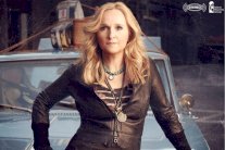 أنجيلينا جولي تتعرض للإنتقاد من صديقة براد بيت السابقة 