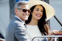 أمل علم الدين تُطل بفستانٍ ذهبي وشفاهٍ حمراء