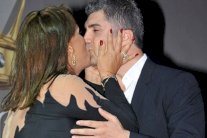 أوزجان دنيز وقبلة مفاجئة إستمرت خمس دقائق 