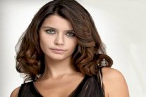 كينان دوغلو يُهرّب بيرين سات من عدسات الصحافة.