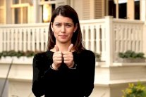 بيرين سات ترفض أموالاً طائلة لتكمل إجازة زواجها 