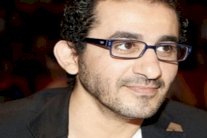 أحمد حلمي ومنى زكي يعودان إلى مصر بعد رحلة علاج 