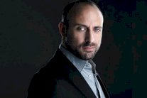 خالد أرغنش يجول متحف شمع