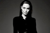 أنجلينا جولي وبراد بيت يبحثان عن منزل في لندن 