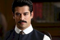 بوراك أوزجفيت يغافل الصحافيين ويهرب