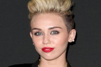 مايلي سايرس و باتريك شوارزنغر يمضيان عيد الشكر برومانسية