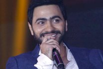 تامر حسني يغني في حفلة خاصة بحضور المئات