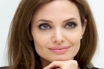 أنجلينا جولي تسعى لحماية أطفالها من الإنترنت