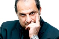 خالد الصاوي يحذّر الصحافيين من التصوير في عزاء والده 