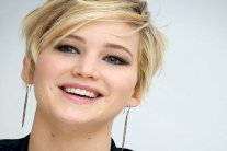 جنيفر لورانس تزور مستشفى الأطفال بليلة العيد