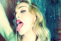  مادونا تستخدم لسانها في تنظيف منزلها