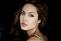 التدخين يشعل غضب أنجيلينا جولي من براد بيت