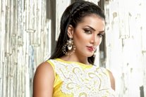  حورية فرغلي تروج لنفسها باللافتات في شوارع القاهرة