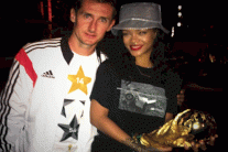  ريهانا تحمل كأس ألمانيا في البرازيل 