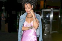  ريهانا تتجول في شوارع نيويورك بملابس النوم