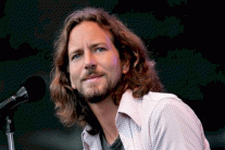 هجوم إسرائيلي على مطرب أمريكي لرفضه العدوان على غزة 