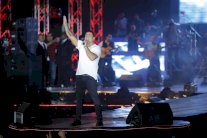 عمرو دياب يبكي رحيل صديقه في حفله الصيفي 