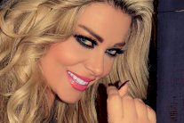 مادلين مطر على الدراجة ليلاً في شوارع بيروت