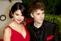 سيلينا غوميز وجاستن بيبر يقضيان عطلة رومانسية في كندا