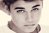 جاستن بيبر يُعرّي القسم الأعلى من جسده 