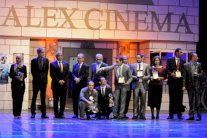 نور الشريف ومحمد منير يبكيان فرحاً في مهرجان الإسكندرية السينمائي