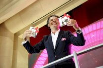 راغب علامة يطلق ألبومه بإحتفال متواضع في فيرجن بيروت