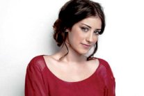 هازال كايا تتلقى دروساً في فن الطهي 