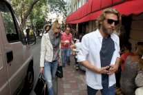 سيريناي ساريكايا تتجول مع شاب أشقر 