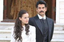 بوراك أوزجفيت وفهرية أفجين يداً بيد للمرة الأولى 