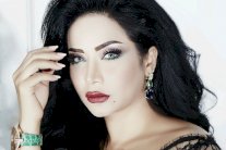 ذبابة تلاحق لجين عمران