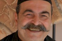 وفاة الفنان السوري المعارض عامر سبيعي