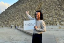 ياني يروِّج للسياحة المصرية