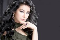 لجين عمران تستدرك الموقف المحرج بالإشارات