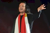 يانيّ يضيء الأهرامات بحفلٍ حاشد