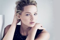 جنيفر لورانس تسقط على السجادة الحمراء