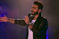 تامر حسني يُقدّم المواهب بحفله