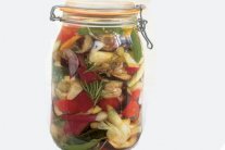 المخللات حاضرة في مطبخك لنصفِ عام
