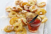 تمبورا التفاح مع الصلصة